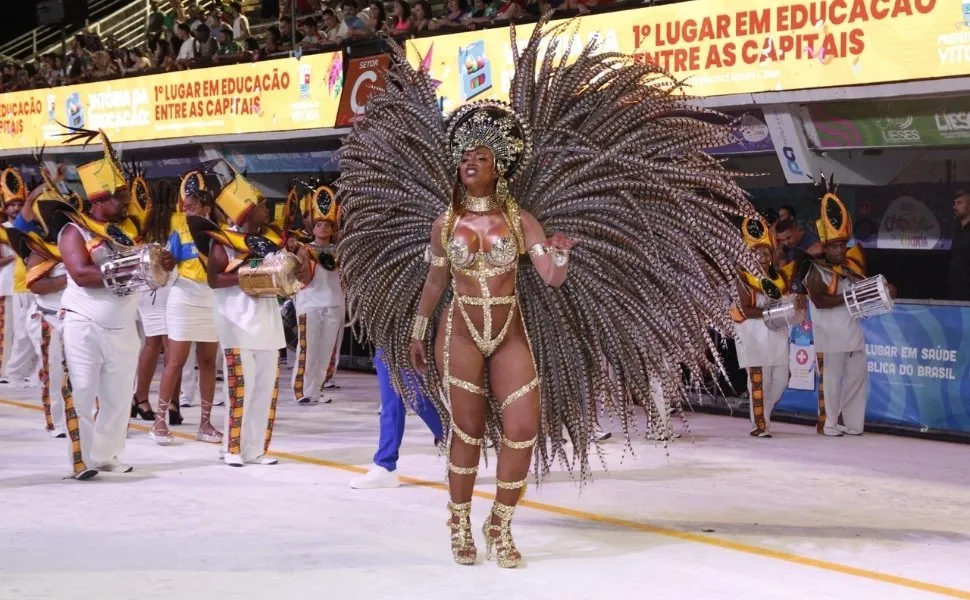 Rosas de Ouro abre o desfile do grupo A; veja imagens