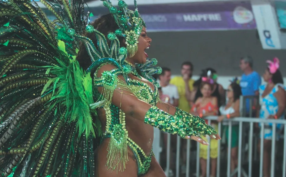 Samba da Unidos de Jucutuquara empolga com as paradinhas da bateria