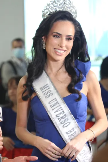 Veja imagens da Miss Brasil desfilando pelas ruas de Vitória