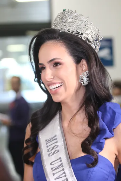 Veja imagens da Miss Brasil desfilando pelas ruas de Vitória