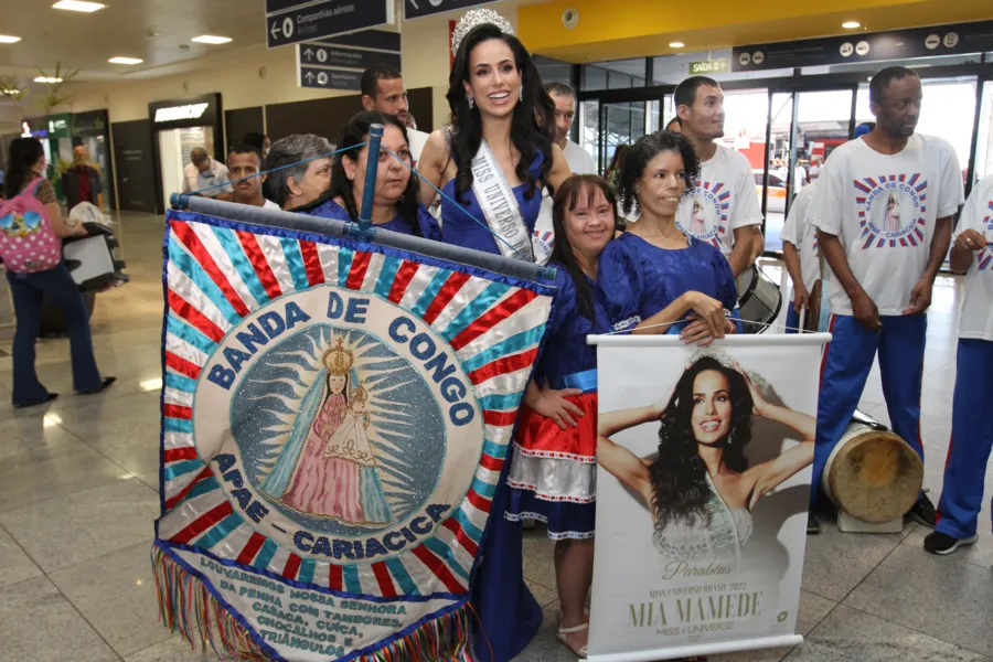 Veja imagens da Miss Brasil desfilando pelas ruas de Vitória