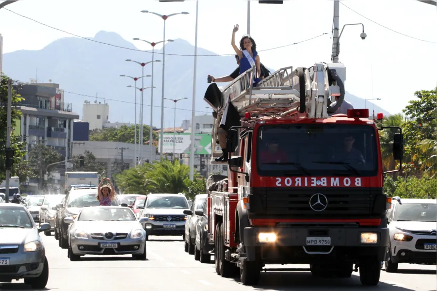 Veja imagens da Miss Brasil desfilando pelas ruas de Vitória