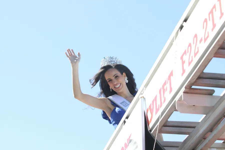 Veja imagens da Miss Brasil desfilando pelas ruas de Vitória