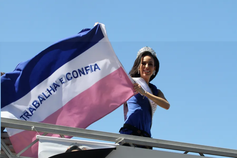 Veja imagens da Miss Brasil desfilando pelas ruas de Vitória