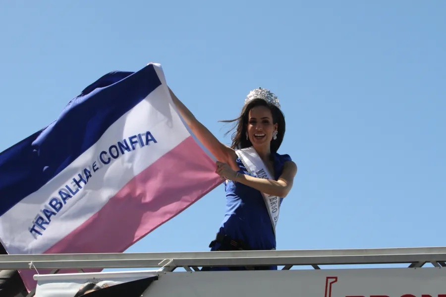 Veja imagens da Miss Brasil desfilando pelas ruas de Vitória
