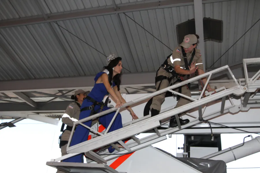Veja imagens da Miss Brasil desfilando pelas ruas de Vitória