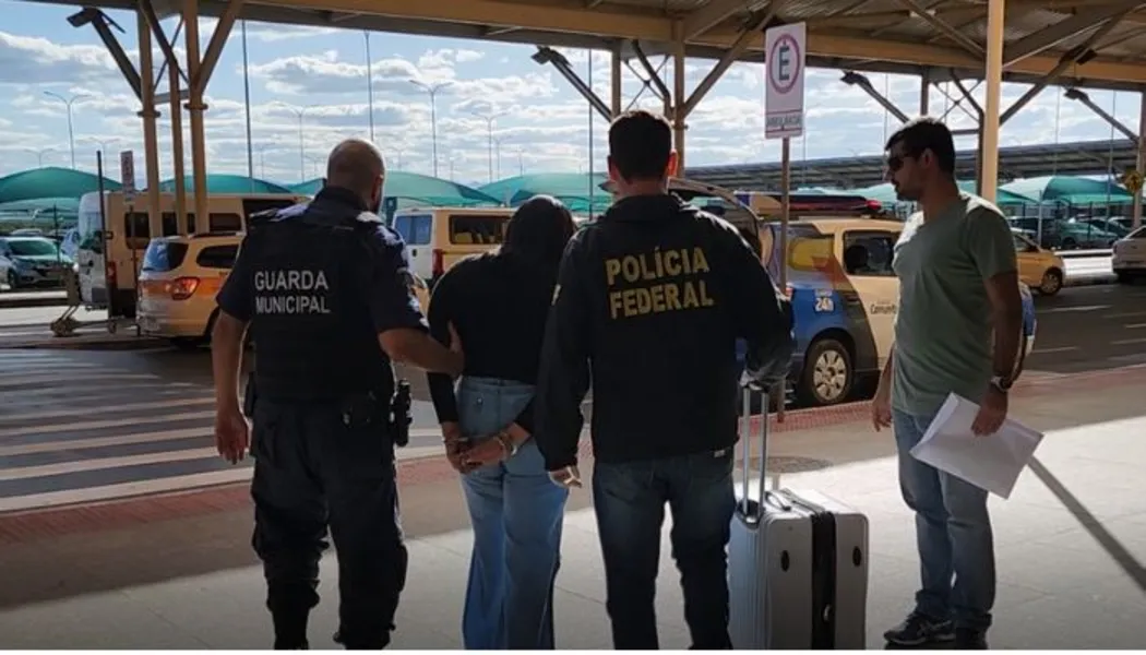 Mulher é presa por tráfico internacional no aeroporto de Vitória