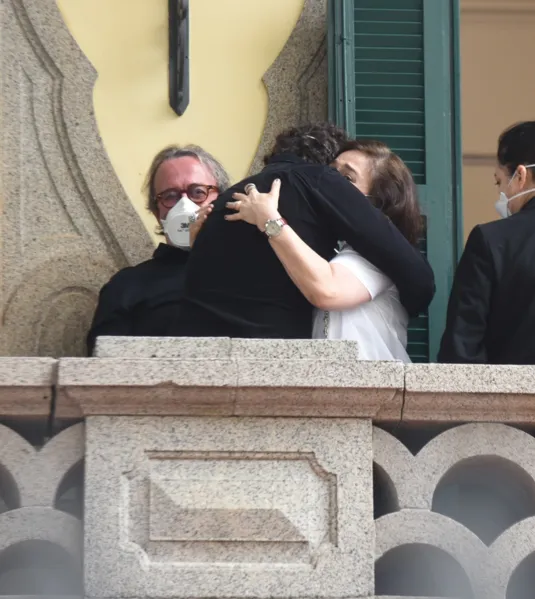 Famosos comparecem a velório e se despedem de Jô Soares; veja fotos