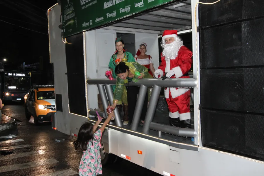Caravana Natal Iluminado emociona nas ruas de Vitória