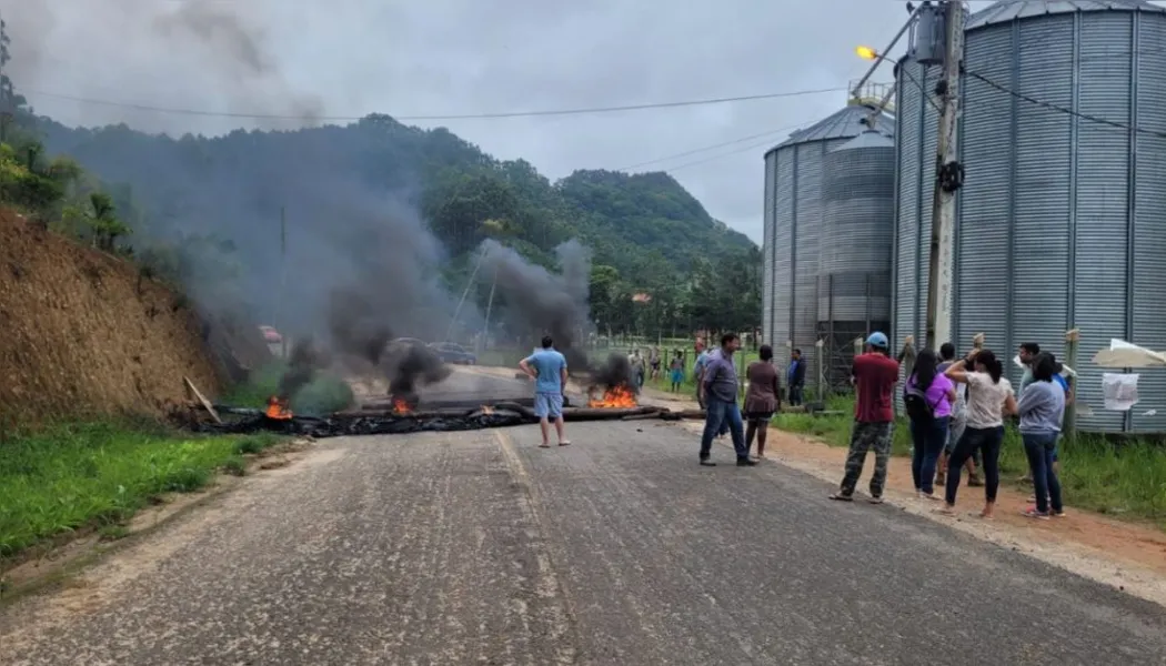 VÍDEO | Moradores bloqueiam rodovia em protesto contra moscas em cidade do ES