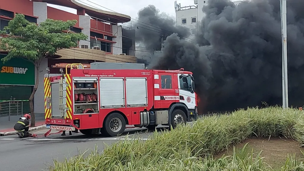 VÍDEO | Ônibus do Transcol é incendiado por criminosos na orla de Camburi