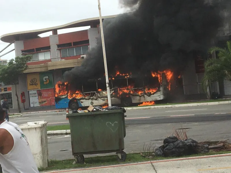 VÍDEO | Ônibus do Transcol é incendiado por criminosos na orla de Camburi