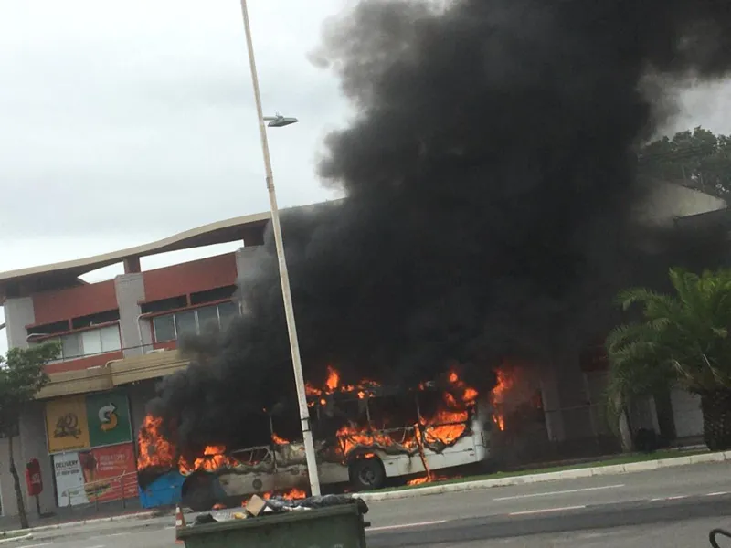 VÍDEO | Ônibus do Transcol é incendiado por criminosos na orla de Camburi