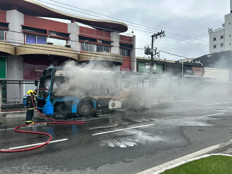 VÍDEO | Ônibus do Transcol é incendiado por criminosos na orla de Camburi