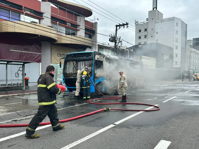 VÍDEO | Ônibus do Transcol é incendiado por criminosos na orla de Camburi