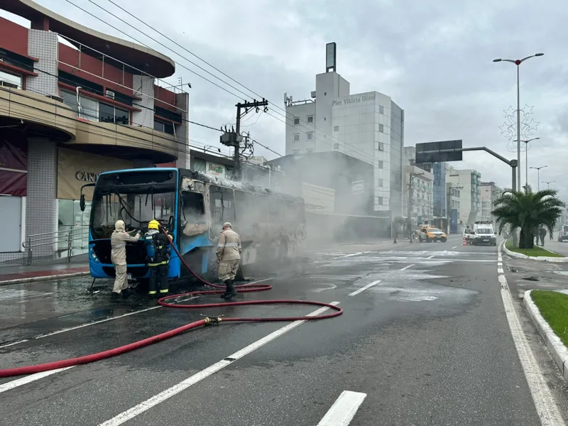 VÍDEO | Ônibus do Transcol é incendiado por criminosos na orla de Camburi