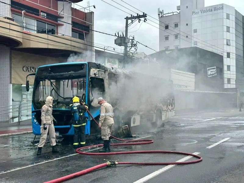 VÍDEO | Ônibus do Transcol é incendiado por criminosos na orla de Camburi