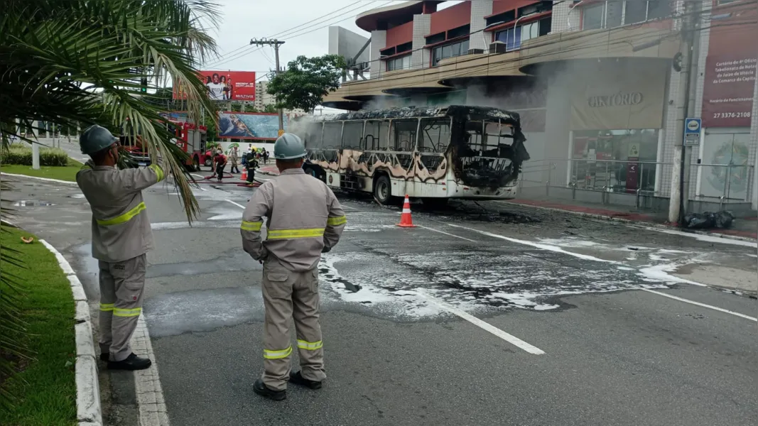 VÍDEO | Ônibus do Transcol é incendiado por criminosos na orla de Camburi