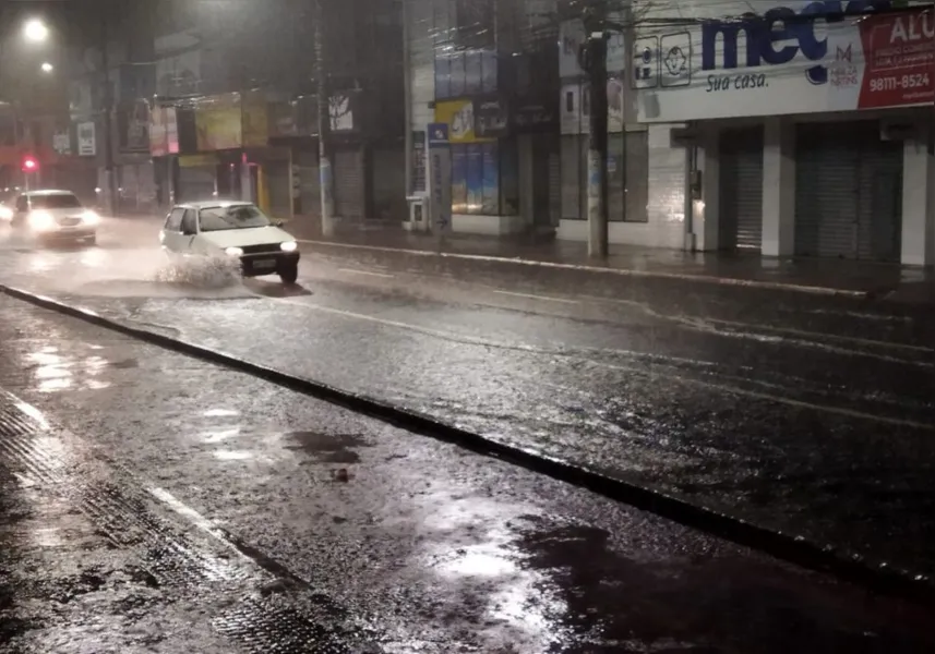 VÍDEO | Chuva forte provoca alagamentos na Grande Vitória neste sábado