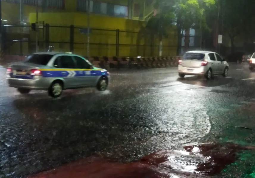 VÍDEO | Chuva forte provoca alagamentos na Grande Vitória neste sábado