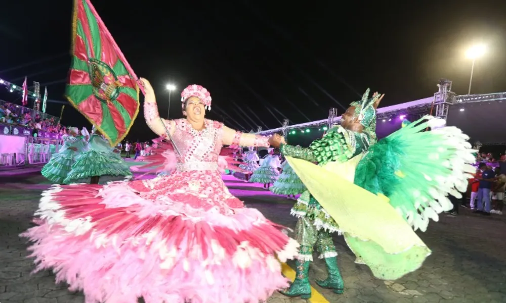Musas e rainhas brilham no primeiro dia de minidesfile em Vitória