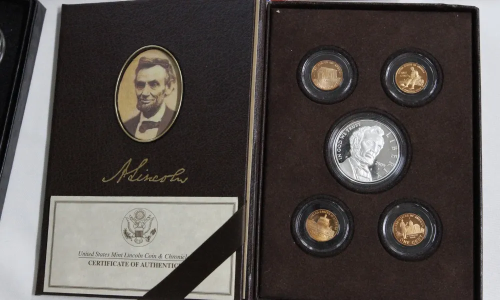 Relíquias de guerra e moedas raras em encontro de colecionadores em Vitória