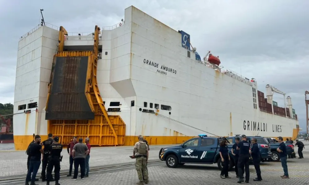 14 cães ajudam a polícia a encontrar cocaína em navio