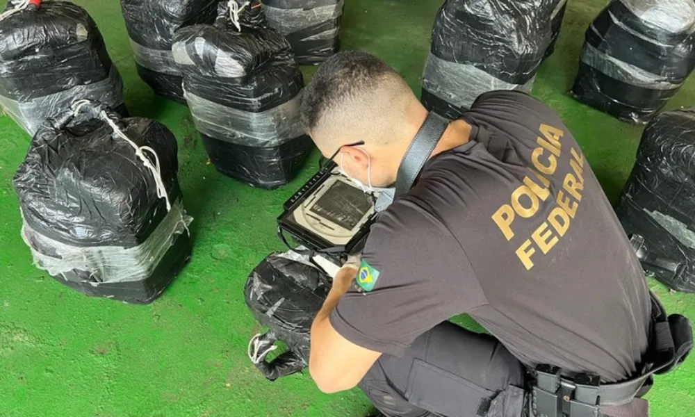 14 cães ajudam a polícia a encontrar cocaína em navio