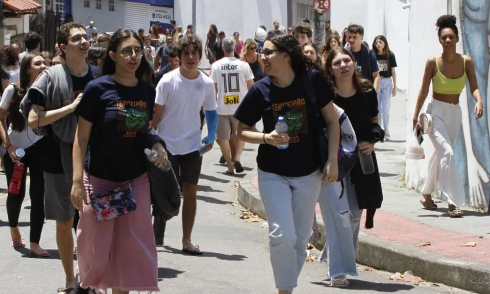 Candidatos lidam com ansiedade e calor forte em Vitória no 2º dia do Enem