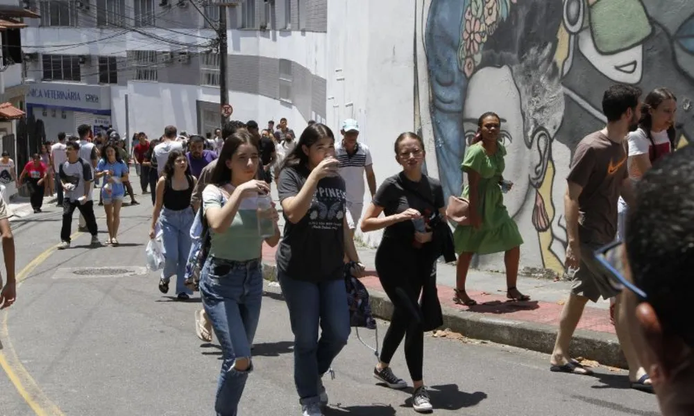 Candidatos lidam com ansiedade e calor forte em Vitória no 2º dia do Enem