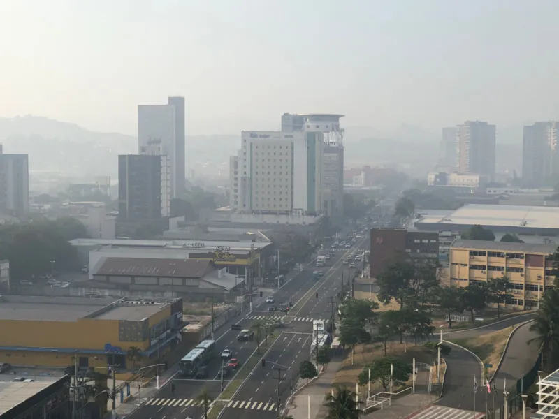 Fotos e vídeos mostram nuvens de fumaça na Grande Vitória