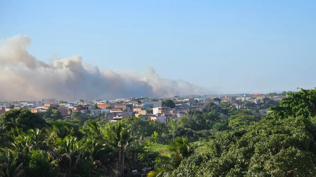 Fotos e vídeos mostram nuvens de fumaça na Grande Vitória