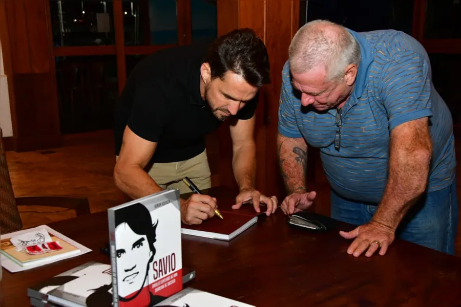 Ídolo de Flamengo e Desportiva recebe fãs em Vitória para lançamento de livro