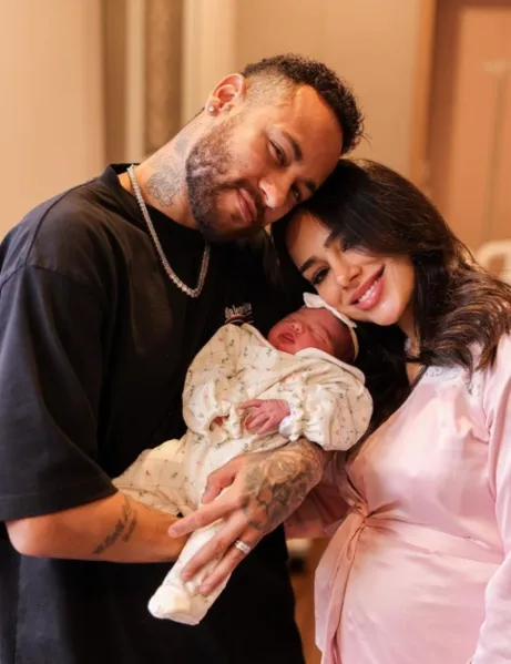 Neymar e Bruna Biancardi divulgam primeiras fotos da filha Mavie