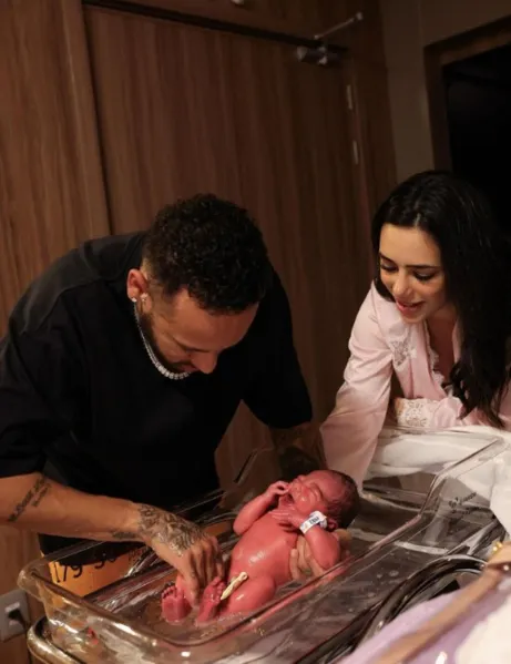 Neymar e Bruna Biancardi divulgam primeiras fotos da filha Mavie