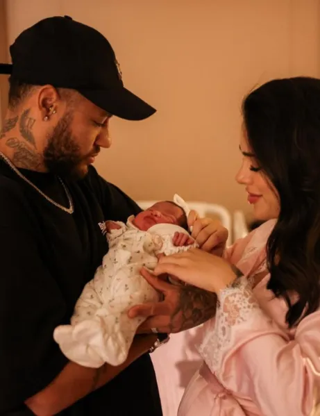 Neymar e Bruna Biancardi divulgam primeiras fotos da filha Mavie