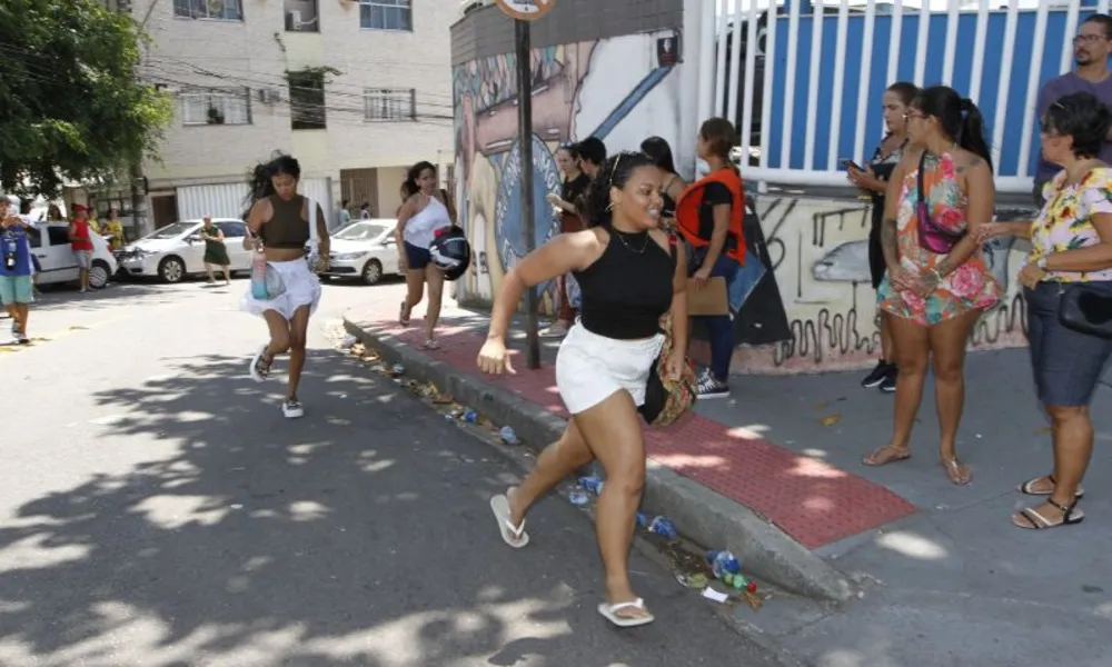 Vídeos | Correria marca fechamento dos portões no 2° dia do Enem em Vitória