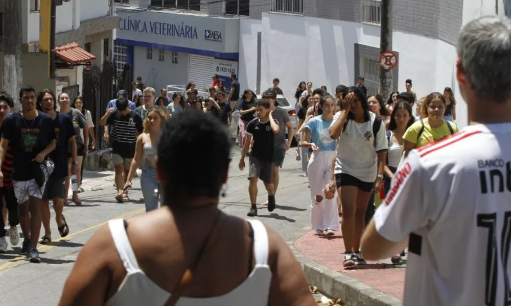 Vídeos | Correria marca fechamento dos portões no 2° dia do Enem em Vitória