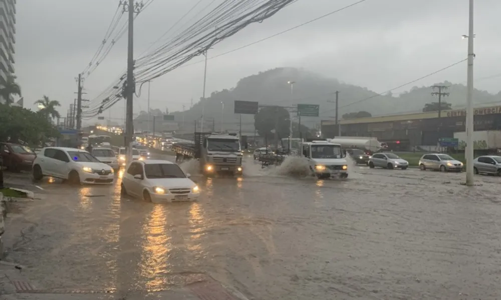 Chuva forte provoca alagamentos em diversos pontos da Grande Vitória