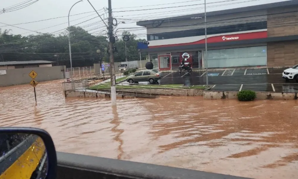 Chuva forte provoca alagamentos em diversos pontos da Grande Vitória