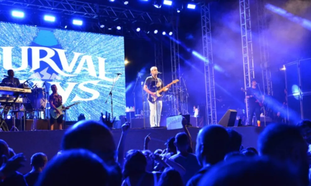 Fim de ano em Vitória: Durval Lelys agita o público na Praia de Camburi