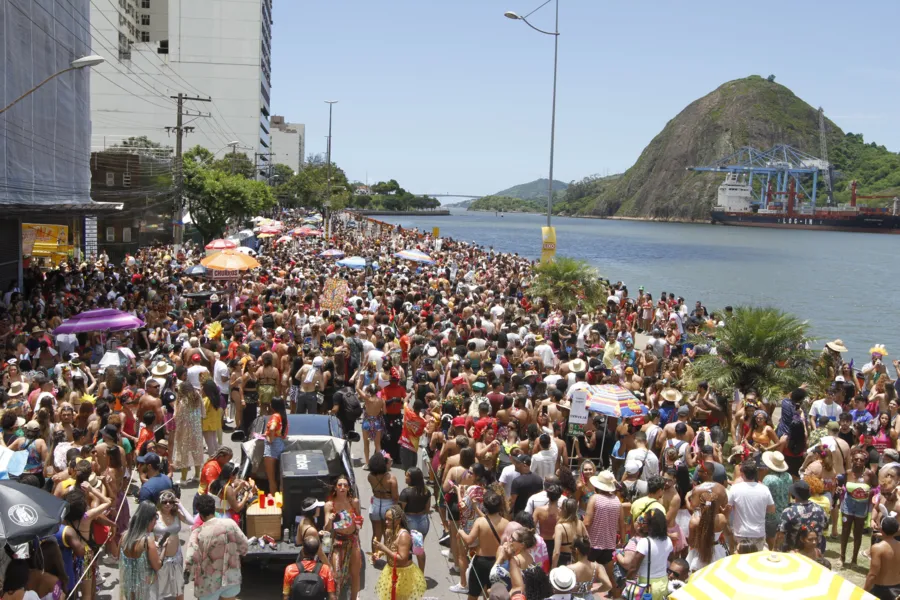 Regional da Nair atrai "mar de foliões" no Centro de Vitória