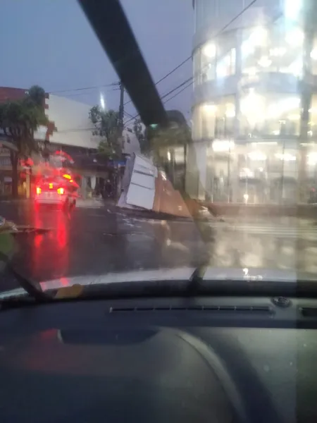 Temporal atinge a Grande Vitória e causa alagamentos e queda de energia