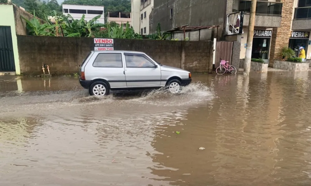 Temporal destelha casas e alaga ruas no Sul do ES