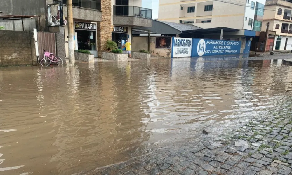 Temporal destelha casas e alaga ruas no Sul do ES