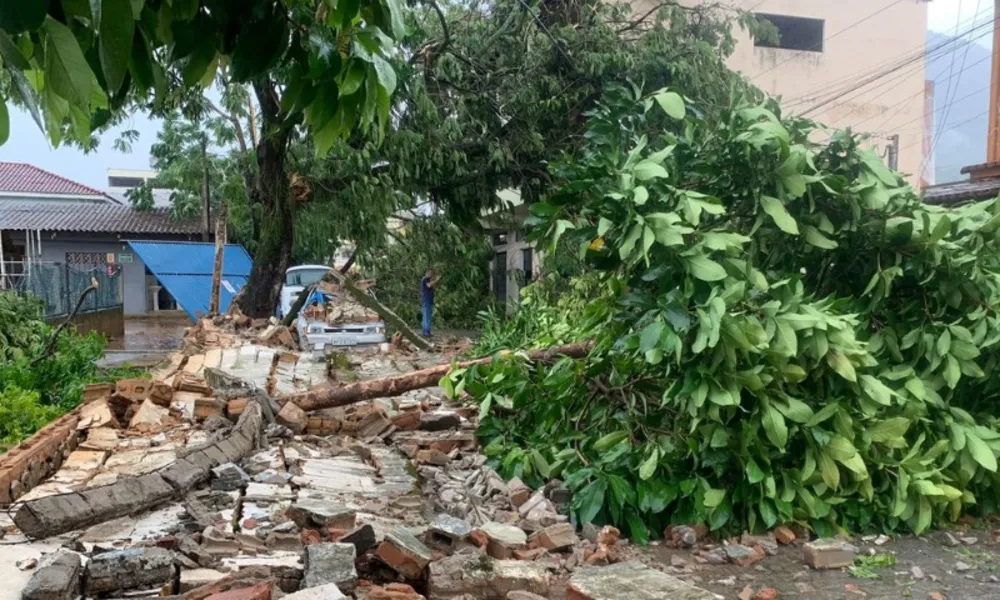 Temporal destelha casas e alaga ruas no Sul do ES