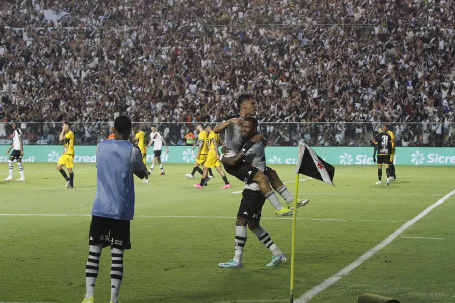 Veja fotos da torcida do Vasco na vitória sobre o Volta Redonda no ES