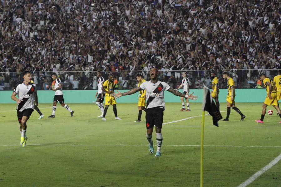 Veja fotos da torcida do Vasco na vitória sobre o Volta Redonda no ES