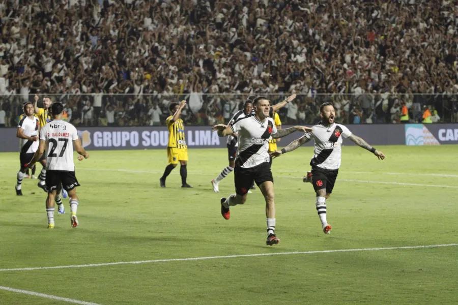 Veja fotos da torcida do Vasco na vitória sobre o Volta Redonda no ES