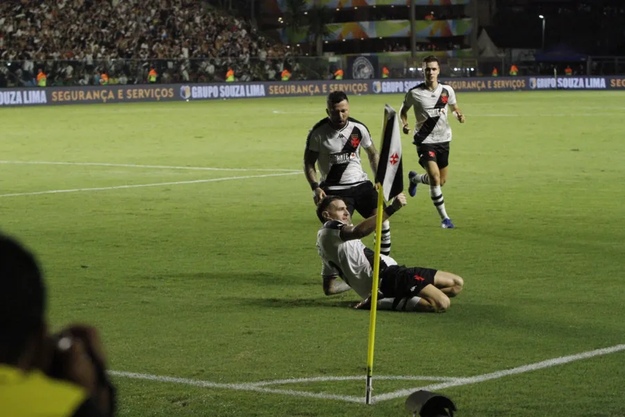 Veja fotos da torcida do Vasco na vitória sobre o Volta Redonda no ES